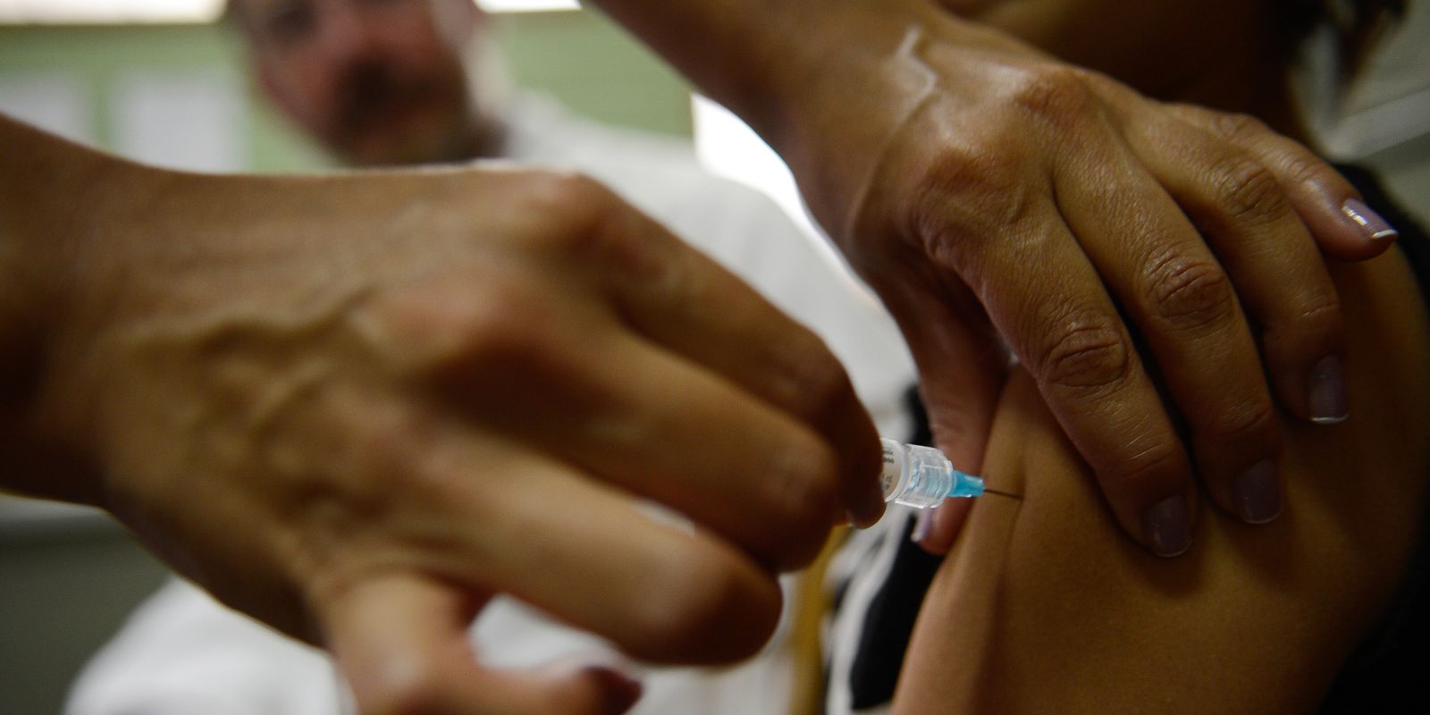 Vacina contra HPV reduz em quase 78% as lesões pré-cancerígenas em adolescentes no SUS
