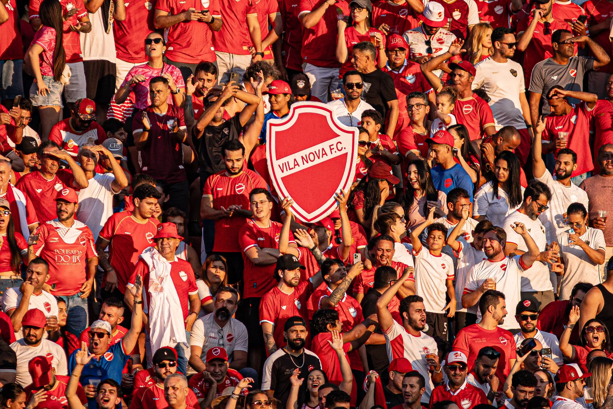 Torcida do Vila Nova esgota ingressos no OBA para confronto direto pelo acesso contra o Juventude