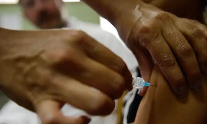 Vacina contra HPV reduz em quase 78% as lesões pré-cancerígenas em adolescentes no SUS