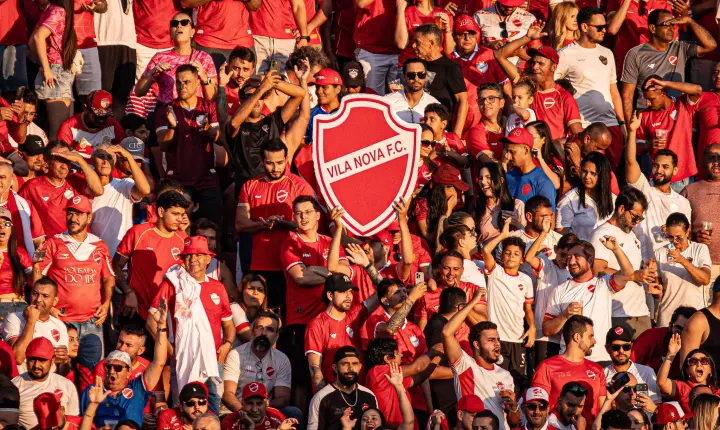 Torcida do Vila Nova esgota ingressos no OBA para confronto direto pelo acesso contra o Juventude